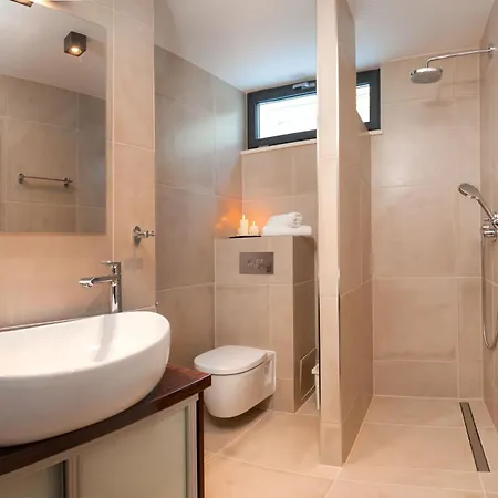 Seaside Luxury With A Swimming Pool Okrug Gornji, Ciovo - 24340 特罗吉尔