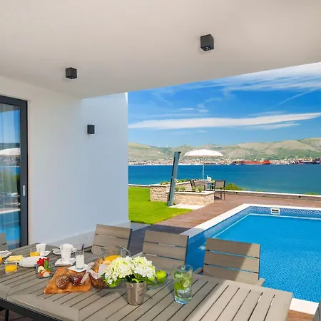 Seaside Luxury With A Swimming Pool Okrug Gornji, Ciovo - 24340 * 特罗吉尔