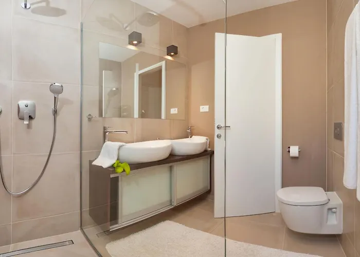 Seaside Luxury With A Swimming Pool Okrug Gornji, Ciovo - 24340